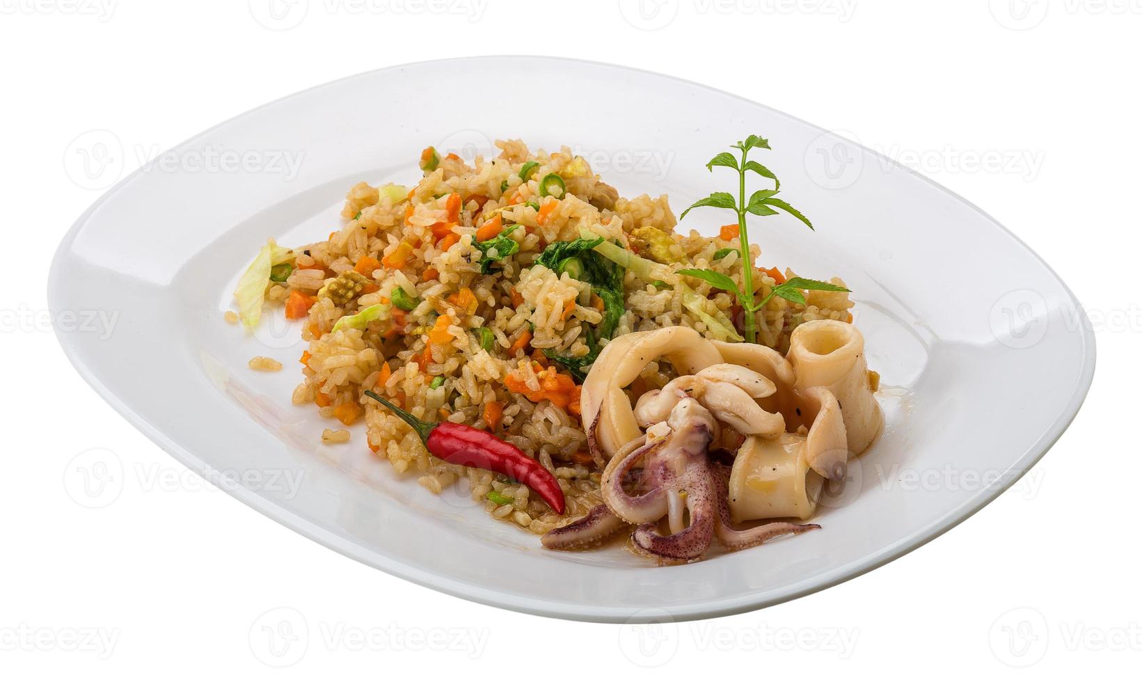 friterad ris med bläckfisk på de tallrik och vit bakgrund foto