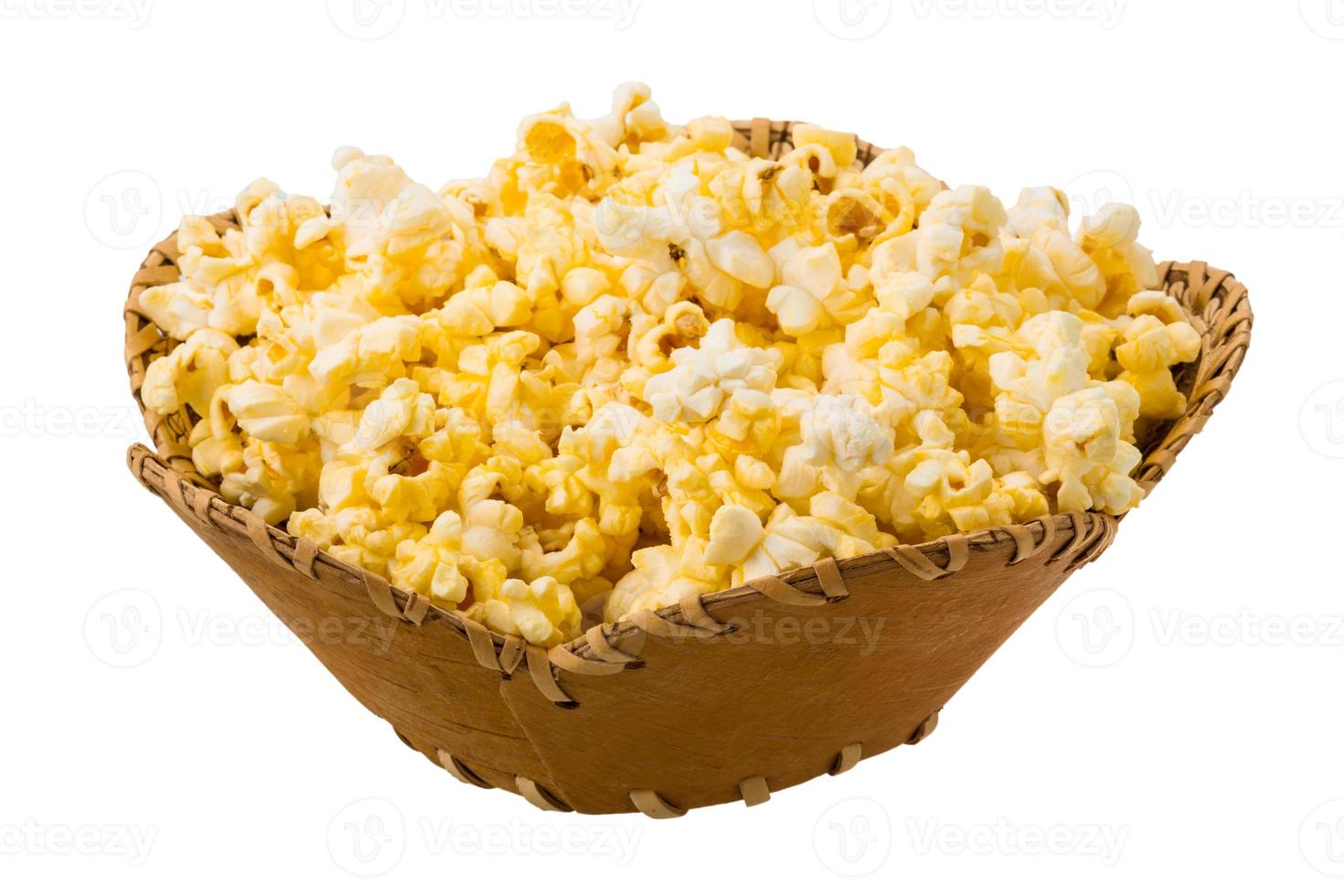 popcorn i en korg på vit bakgrund foto