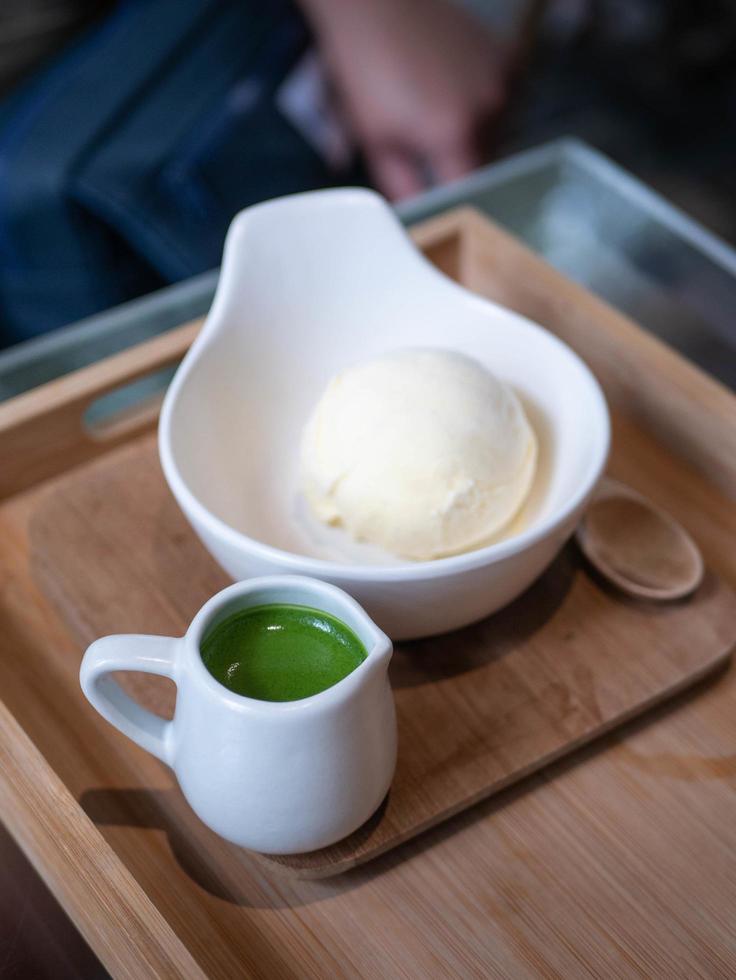 is grädde vanilj smak med matcha grön te garnering i en skål kopp i minimal japansk stil Kafé foto