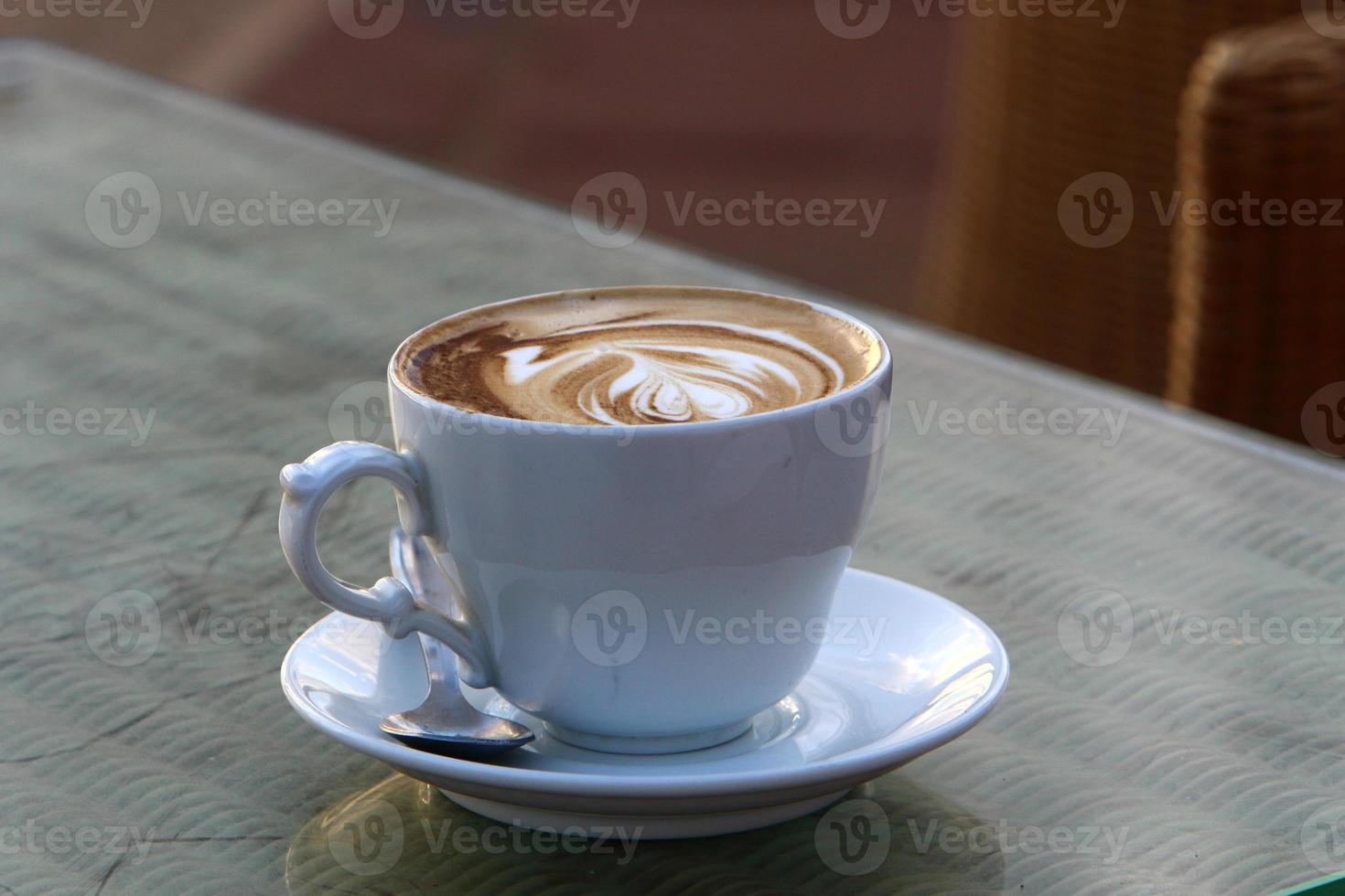 varm kaffe på de tabell i en restaurang. foto