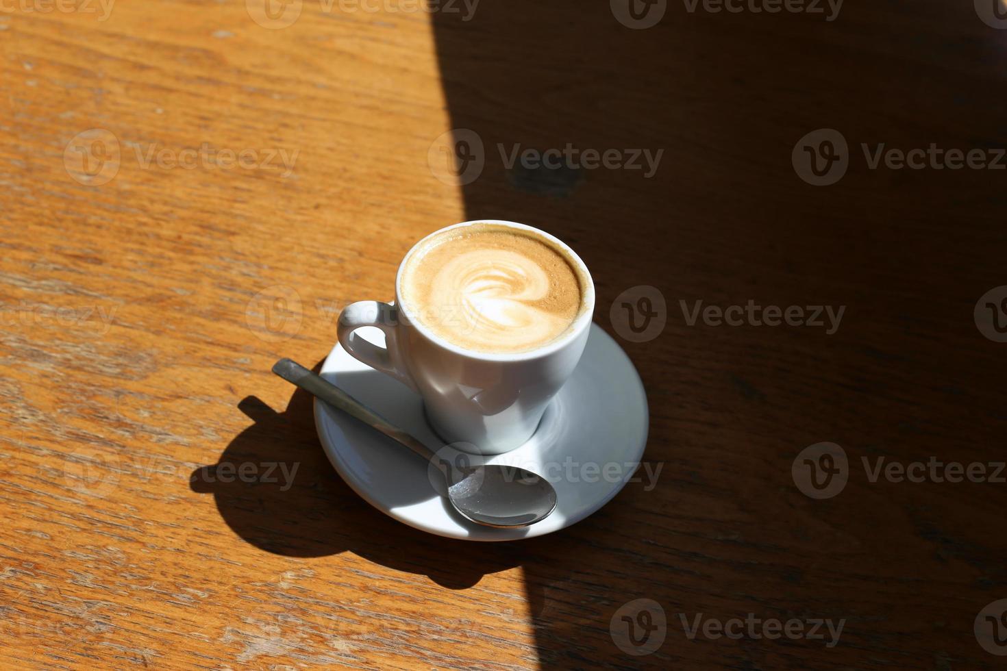 varm kaffe på de tabell i en restaurang. foto