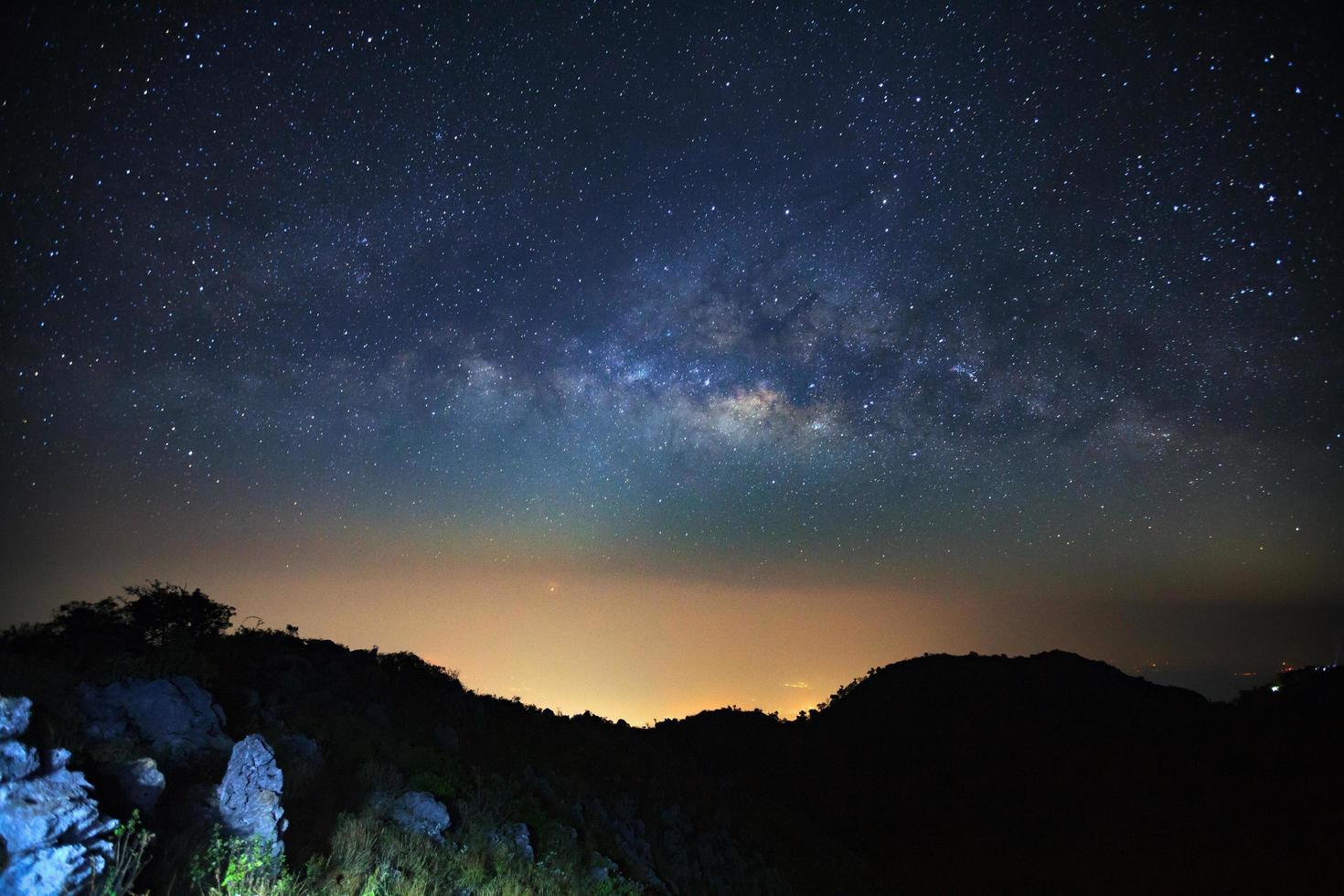 Vintergatan galaxen vid doi luang chiang dao.lång exponering fotografi.med korn foto