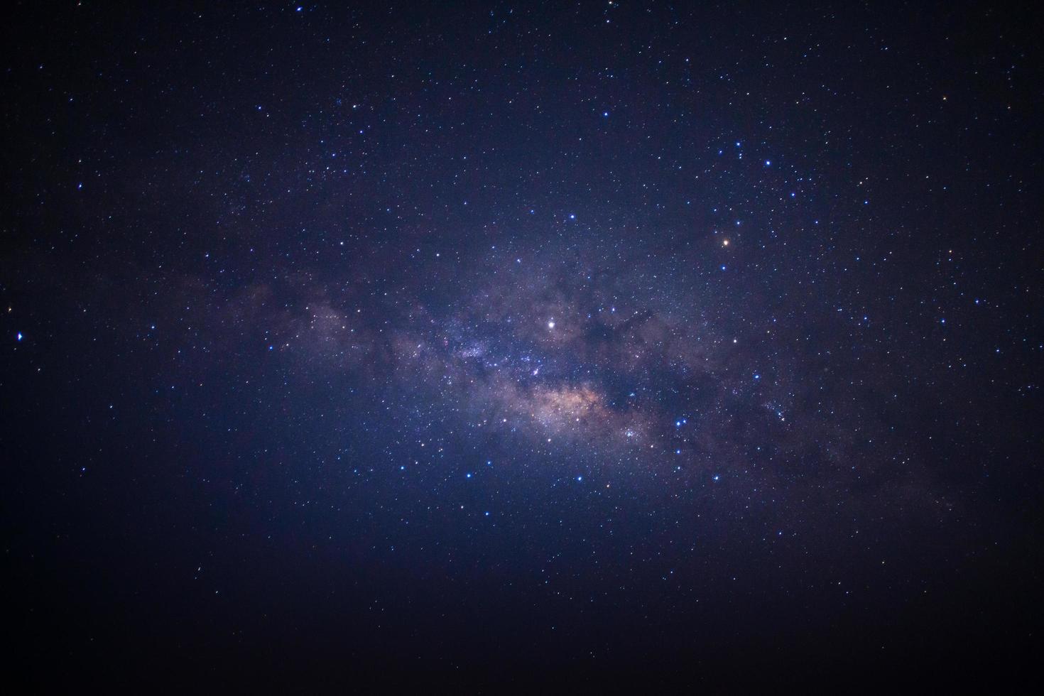 de mjölkig sätt galax med stjärnor och Plats damm i de universum, lång exponering fotografera, med spannmål foto