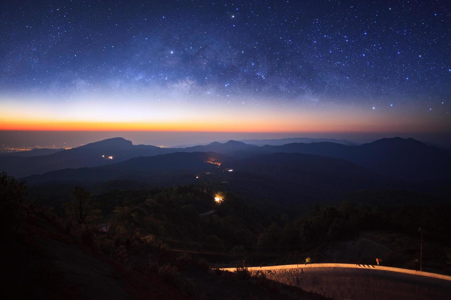 mjölkig sätt galax över moutain innan soluppgång på doi Inthanon chiang maj, thailand. foto