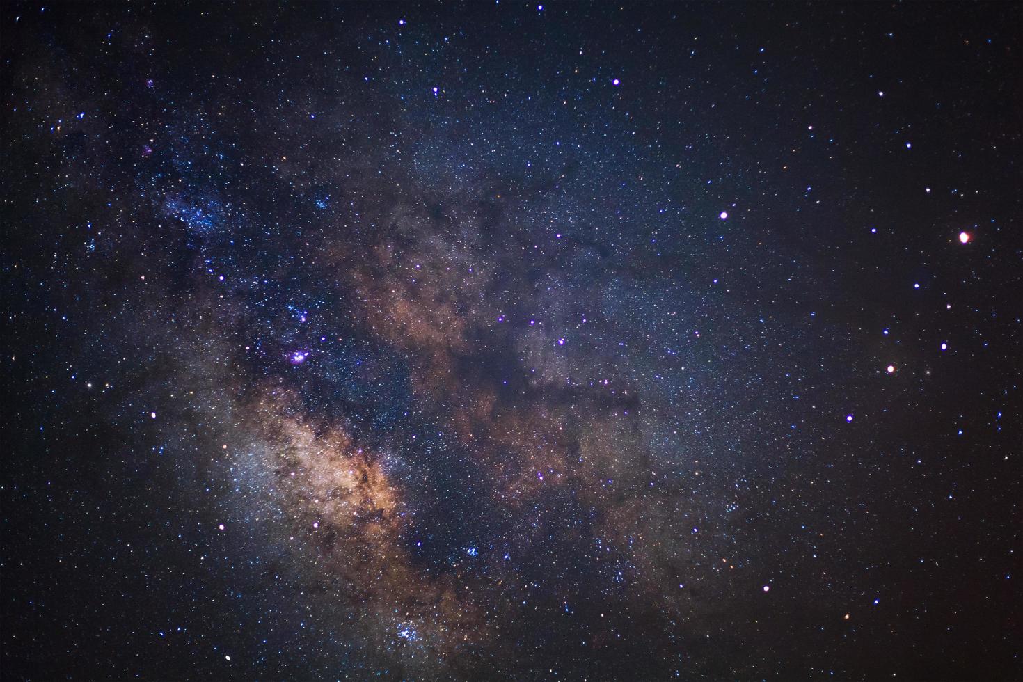 de Centrum av mjölkig sätt galax och Plats damm i de universum, natt starry himmel med stjärnor foto