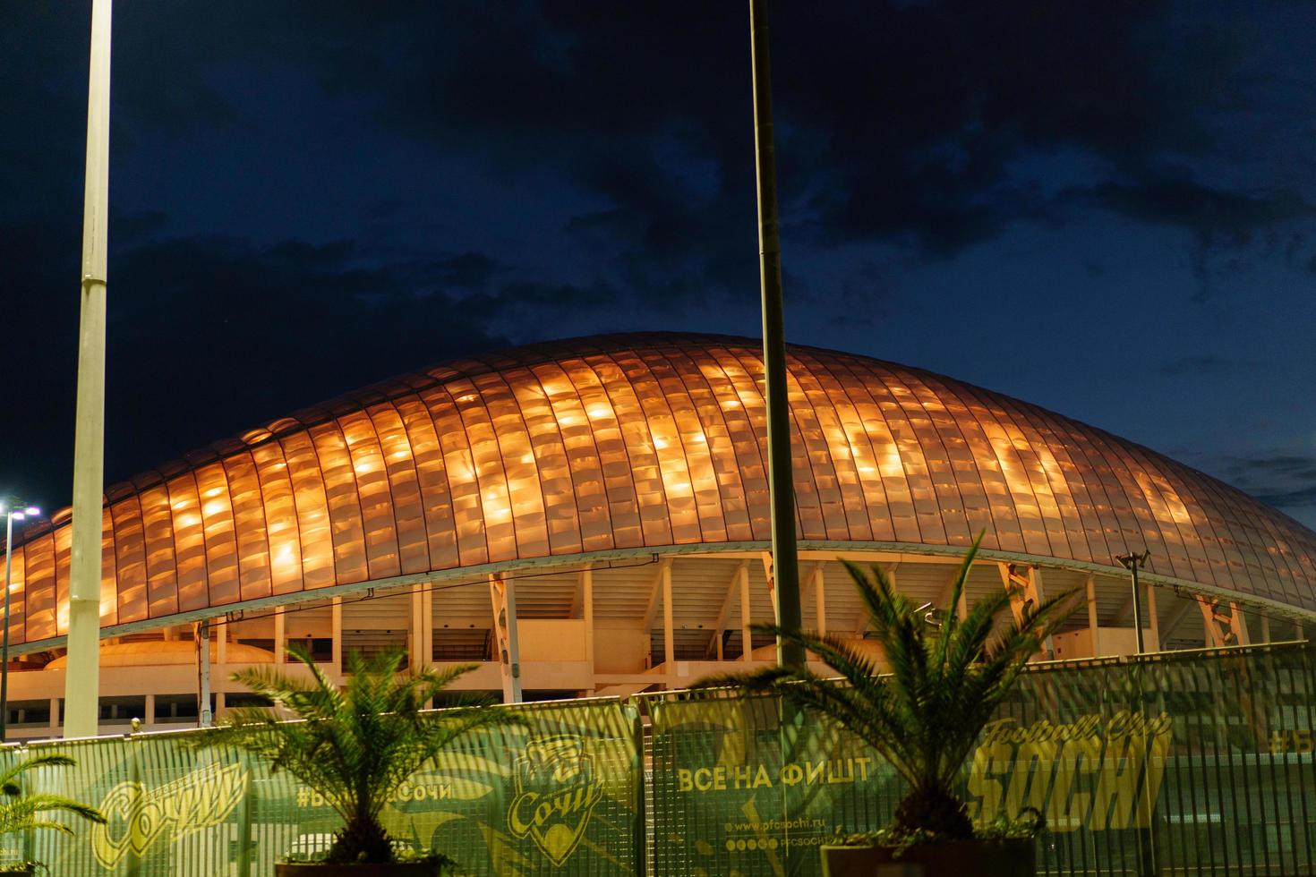 sochi, ryssland - juli 27, 2022 stadsbild med en se av de fisht stadion foto