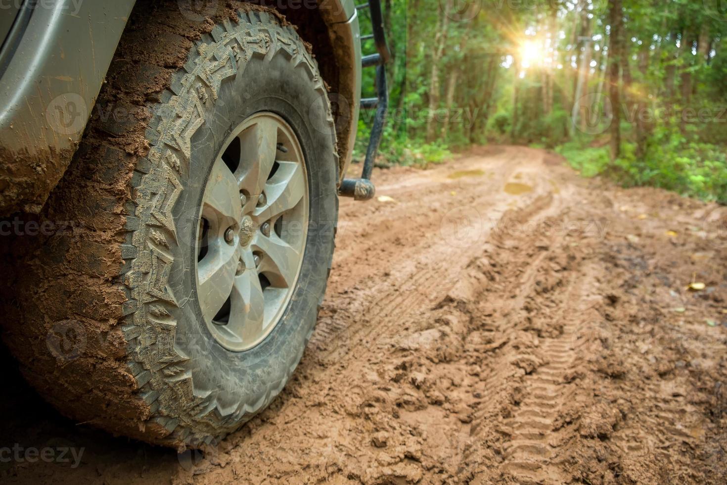 hjul lastbil närbild i landsbygden landskap med grumlig väg. extrem äventyr körning 4x4 fordon för transport eller resa eller av vägen races i utomhus- natur. 4wd däck bil på smuts berg. foto