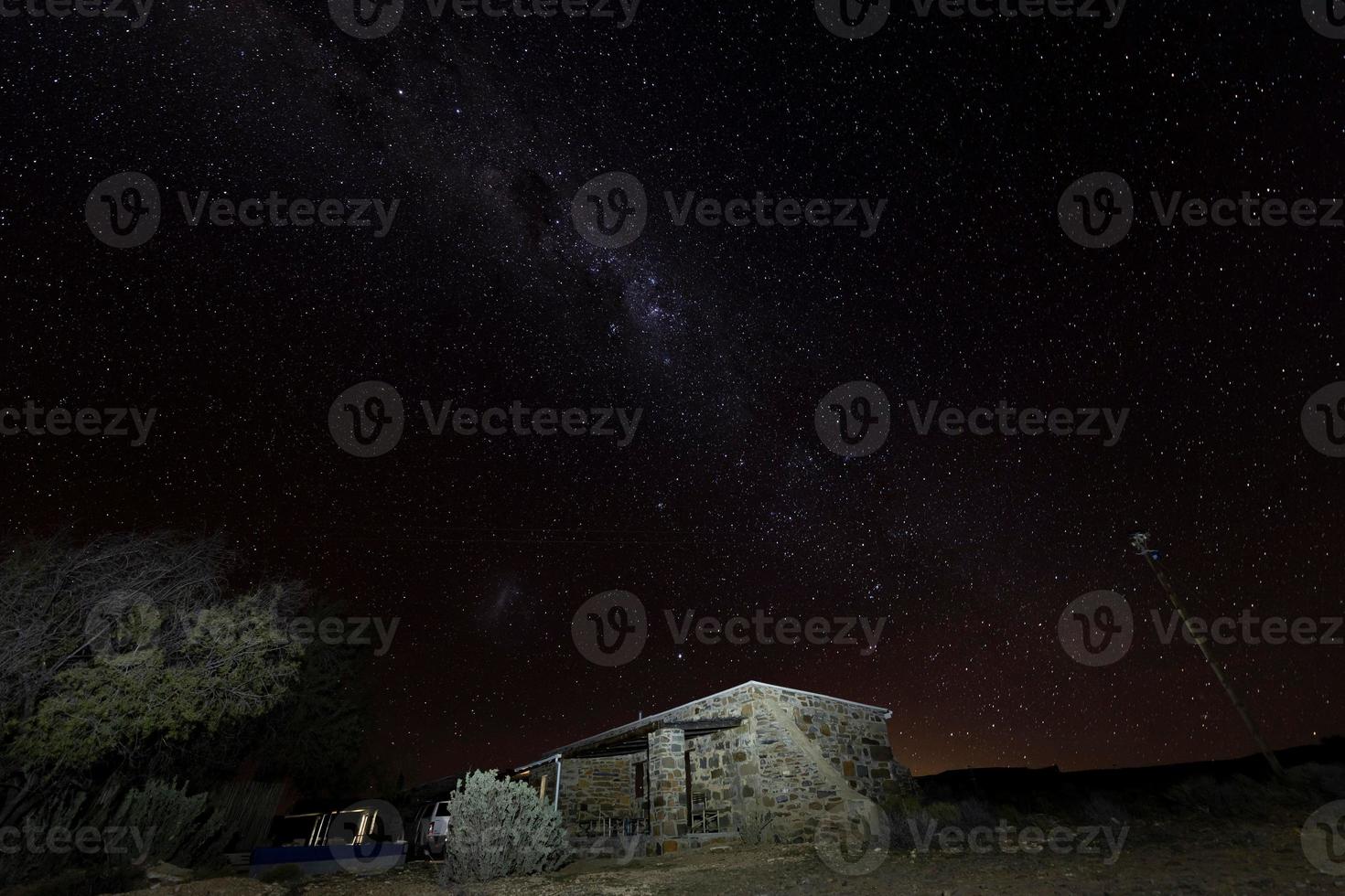 natt himmel med hus i förgrund foto