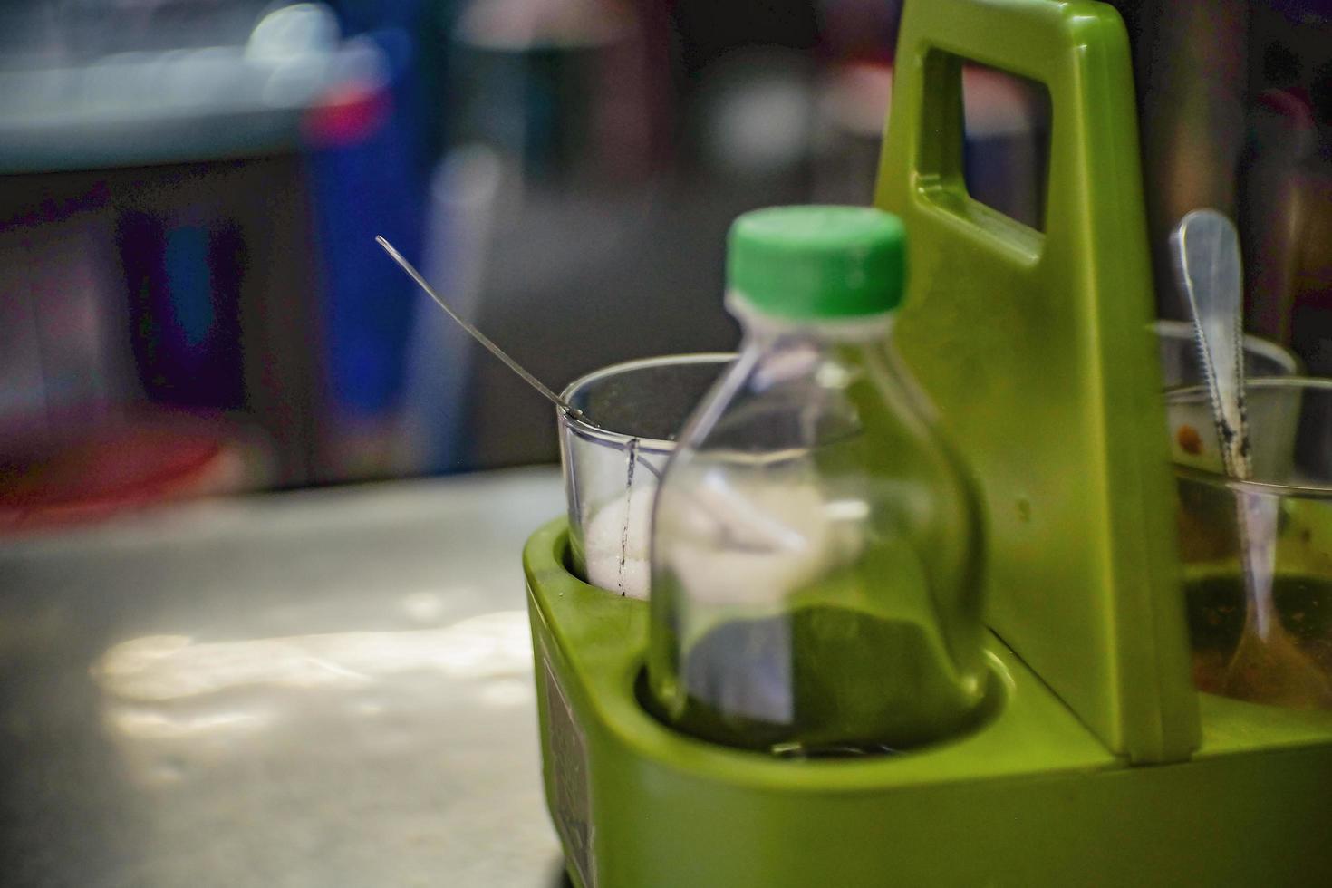 stänga upp smaktillsatser uppsättning i thailand lokal- mat restaurang.smaktillsatser uppsättning, socker, vinäger, kajenn peppar och fisk sås för thai mat eller nudel foto