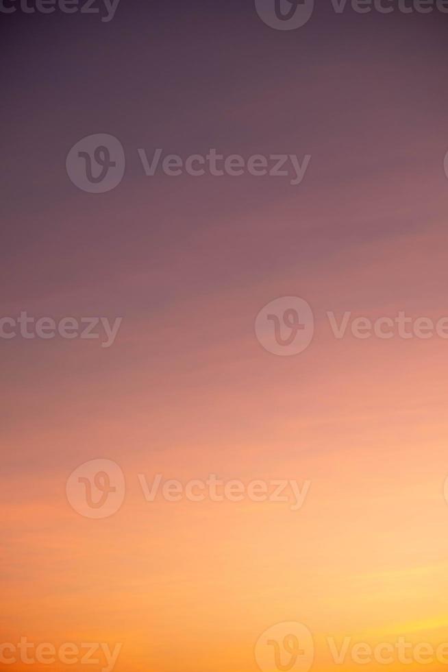 skön orange moln och solljus på de blå himmel perfekt för de bakgrund, ta i everning, skymning, vertikal foto