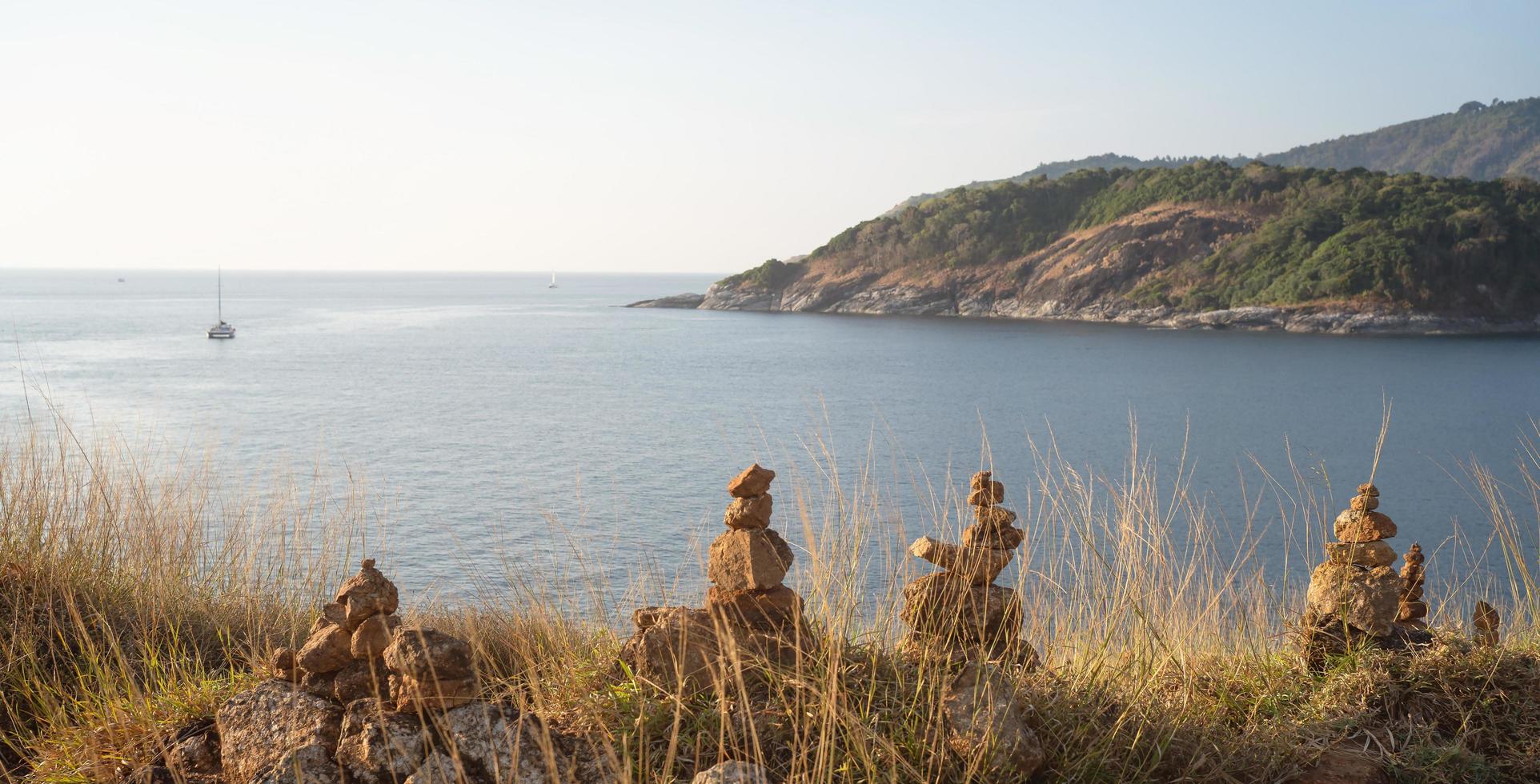 kulle bukt havet tropisk ö sommar foto