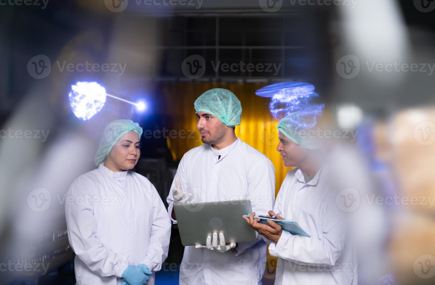 en team av vetenskapsmän på de frukt juice fabrik skaffa sig redo för de dagen arbete till kolla upp de kvalitet av de Produkter foto