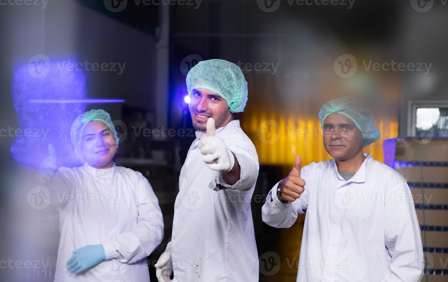 en team av vetenskapsmän på de frukt juice fabrik skaffa sig redo för de dagen arbete till kolla upp de kvalitet av de Produkter foto