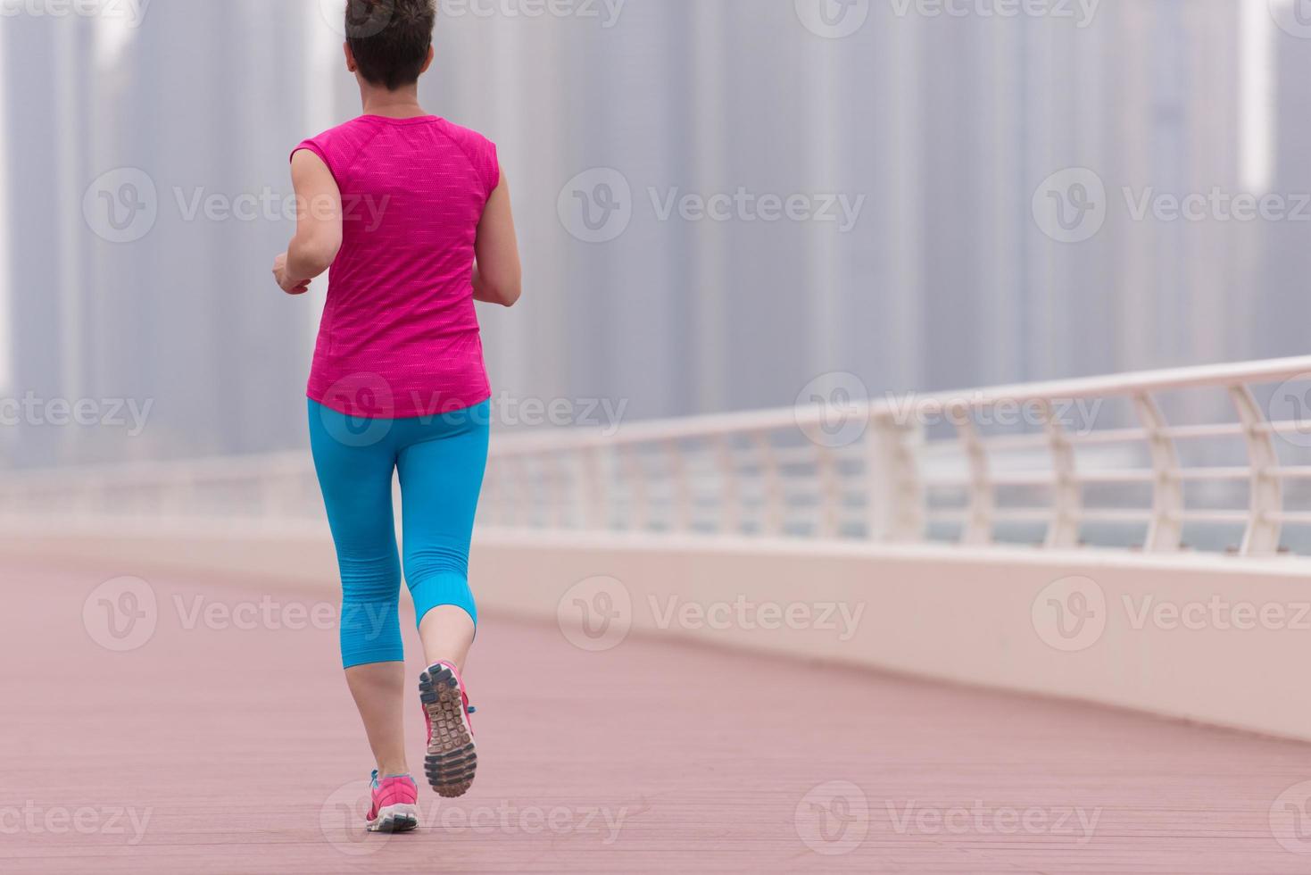 kvinna löpning på de promenad foto