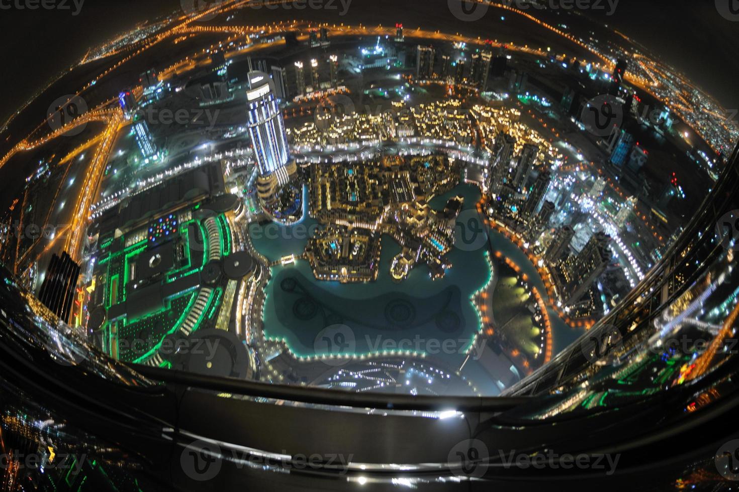 panorama av ner stad dubai stad på natt foto