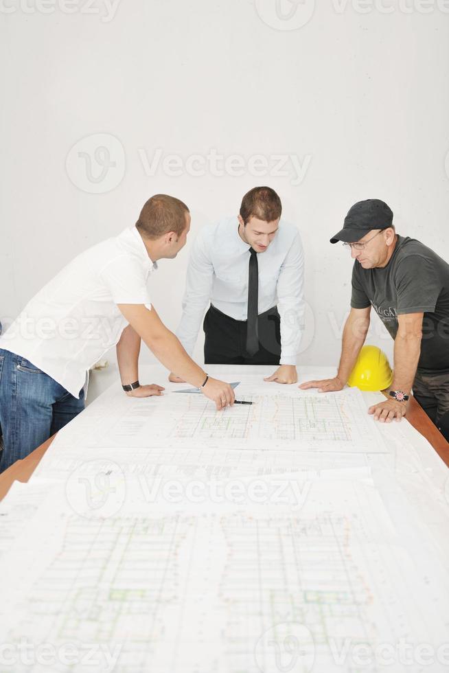 team av arkitekter på konstruktion webbplats foto