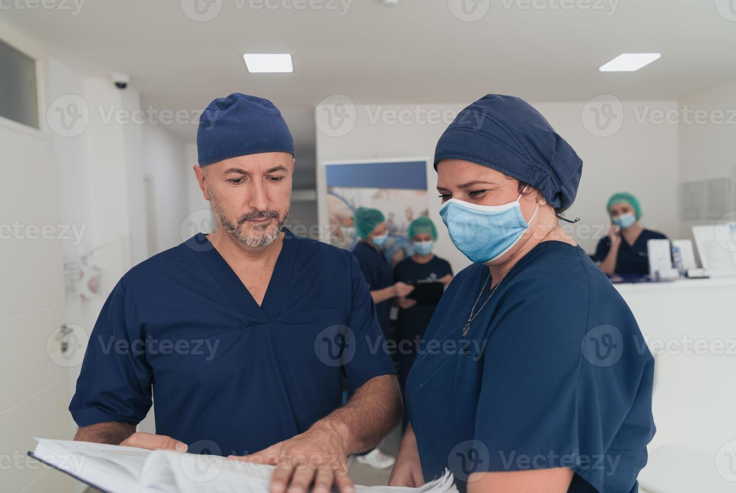ortopedisk läkare arbetssätt tillsammans med hans multietnisk team foto