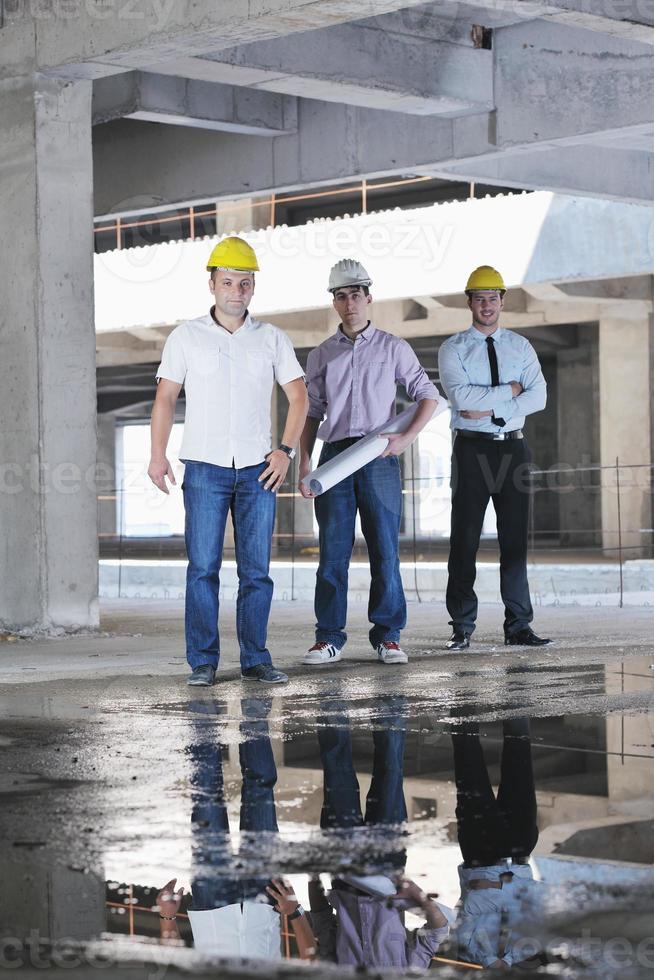 team av arkitekter på konstruktion webbplats foto