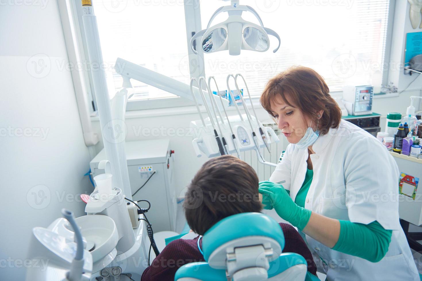 kvinna patient på de tandläkare foto