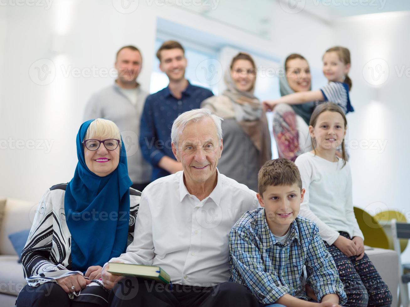 porträtt av Lycklig modern muslim familj foto