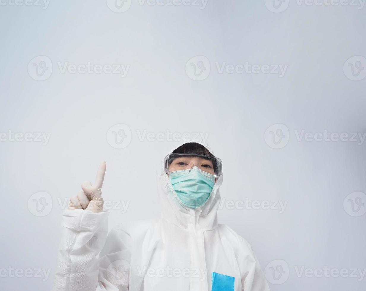läkare i ppe kostym gest gör hand tecken. representerar seger vinna över virus. foto