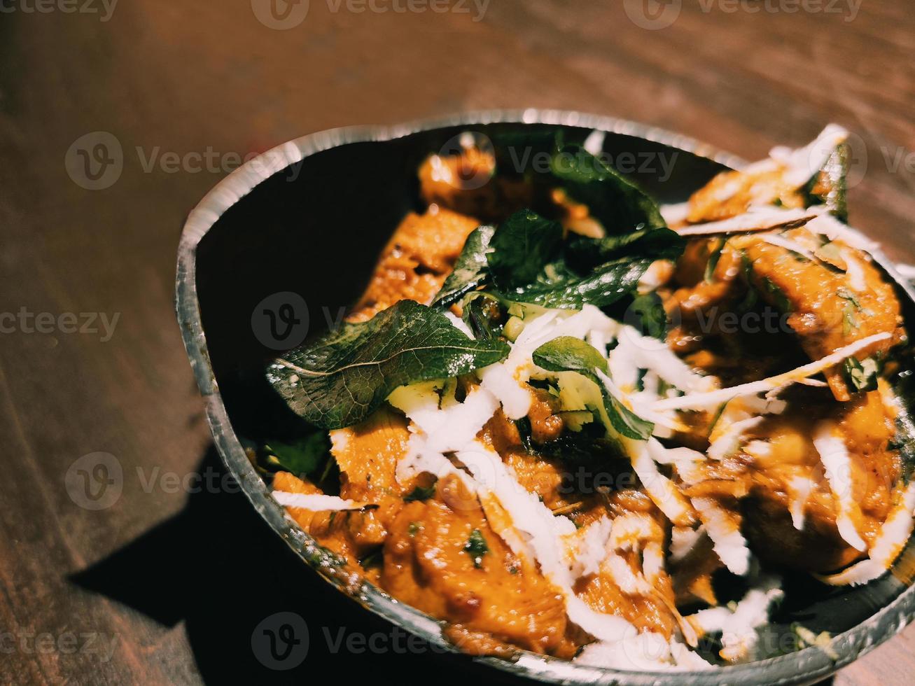 indisk maträtt tillverkad av kyckling och kryddor foto