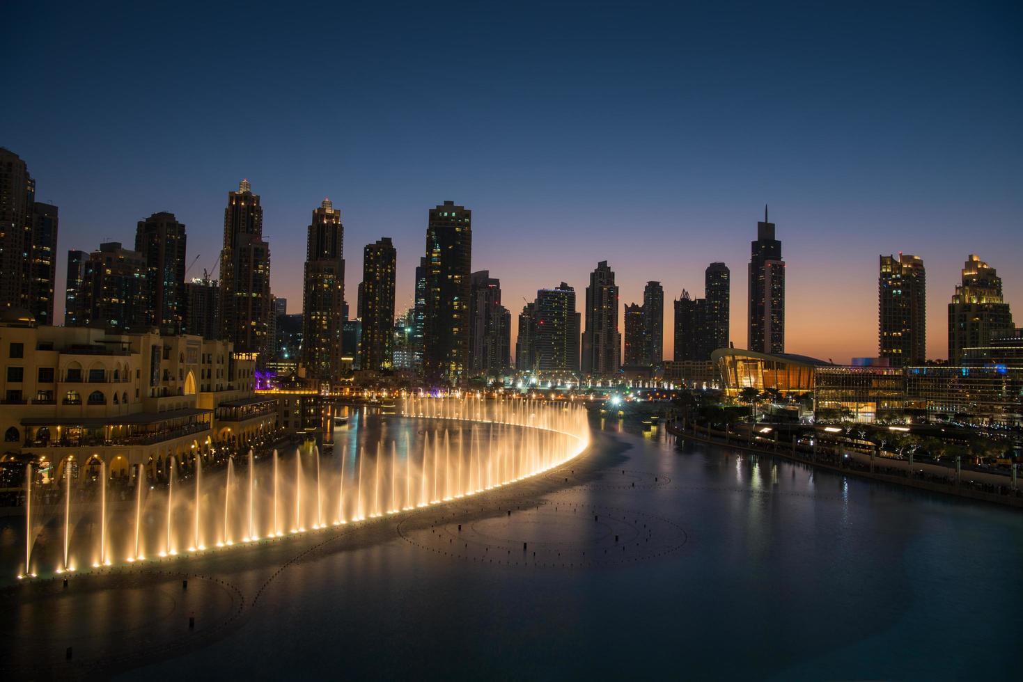 dubai, 2022 - musikalisk fontän i dubai foto