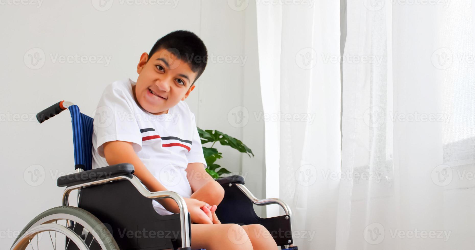 Inaktiverad pojke i en rullstol. foto
