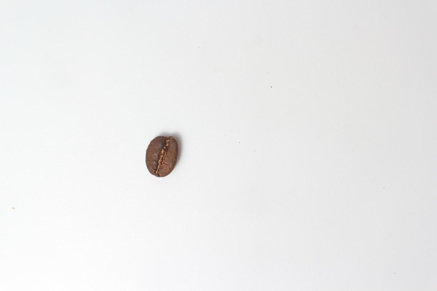 kaffe bönor. isolerat på en vit bakgrund. foto