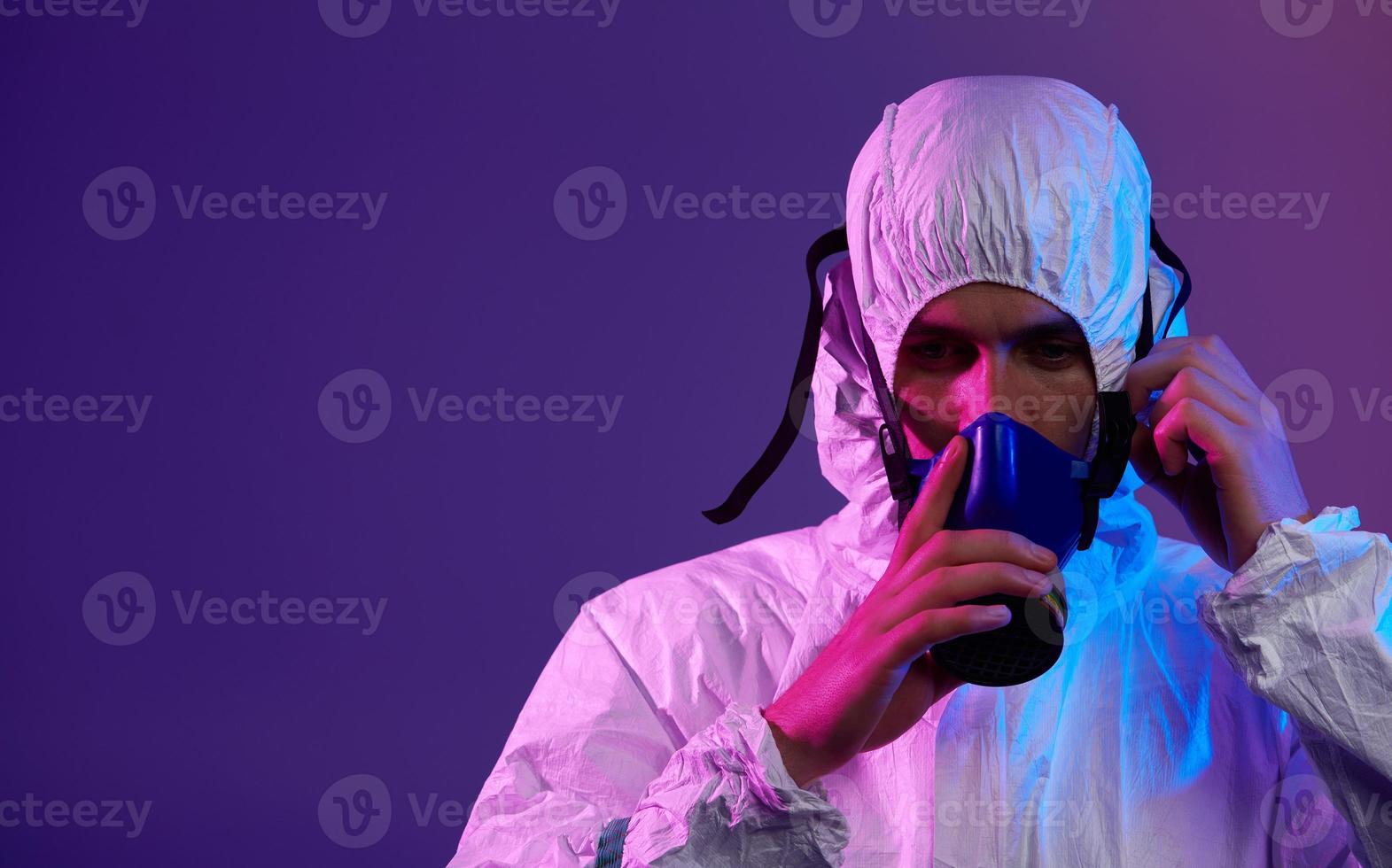 läkare bär skyddande biologisk kostym och mask på grund av till coronavirus foto