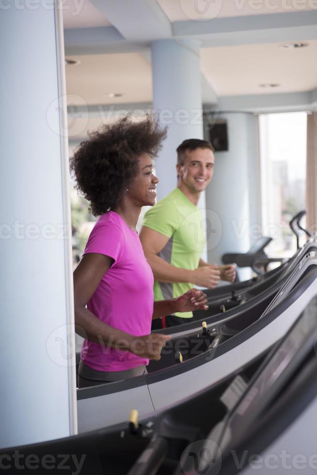 människor motionera en konditionsträning på löpband i Gym foto