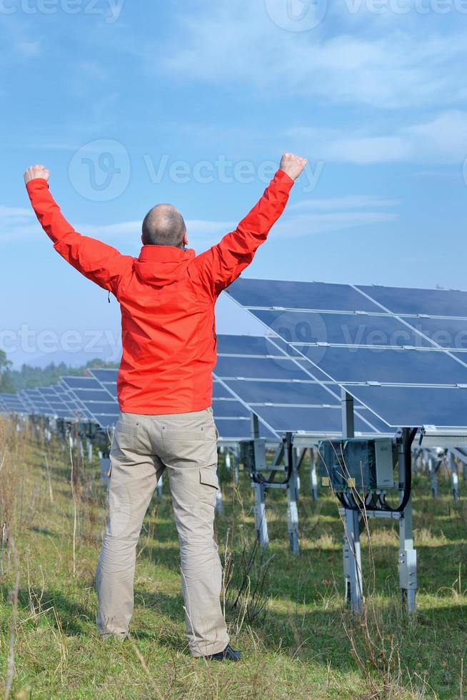 manlig sol- panel ingenjör på arbete plats foto