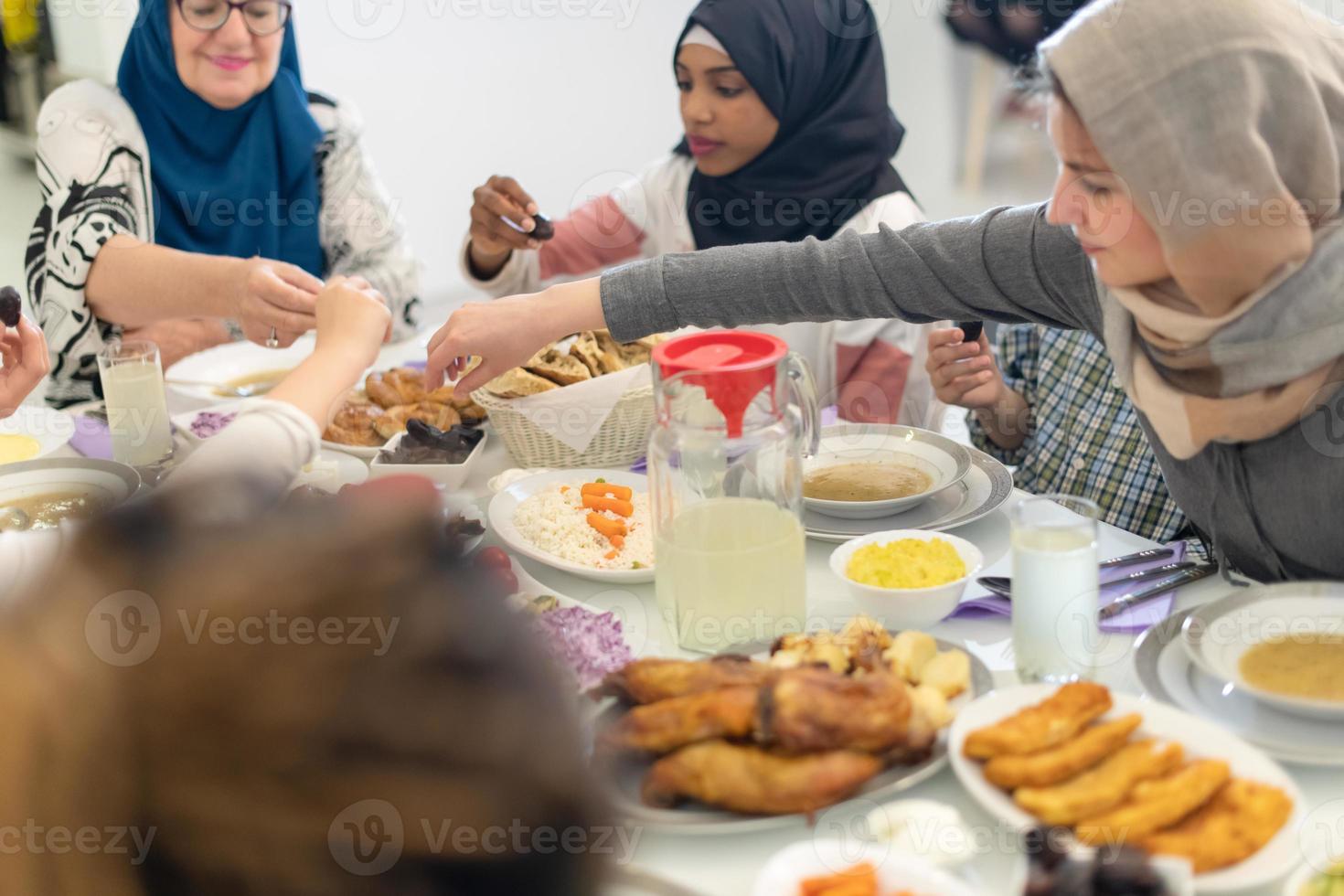 modern multietnisk muslim familj har en ramadan fest foto