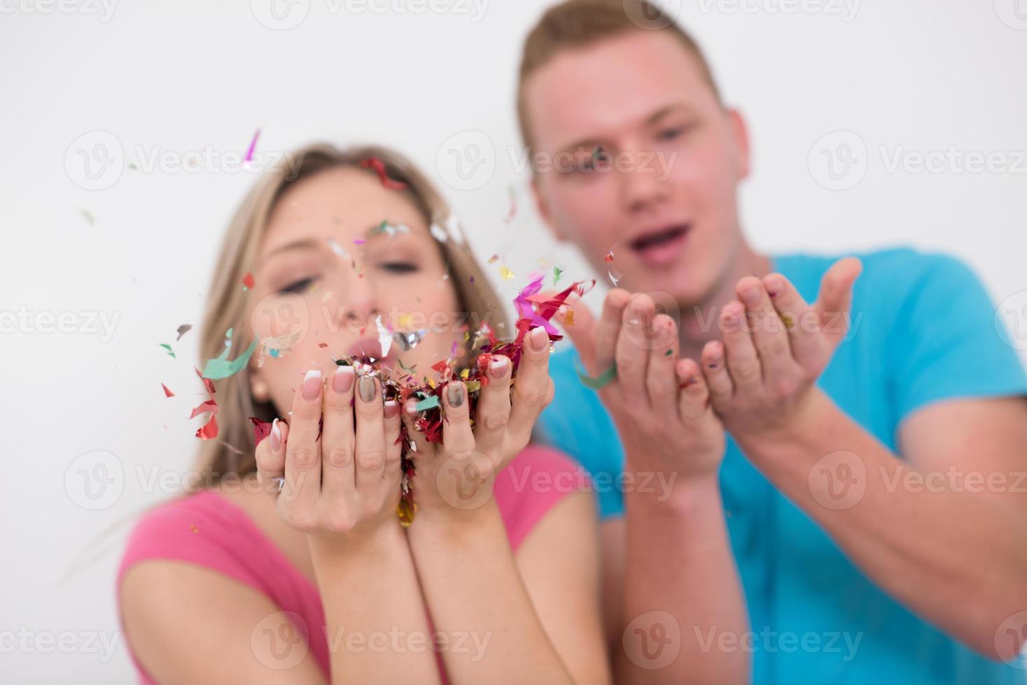 romantisk ung par fira fest med konfetti foto