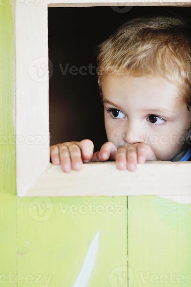 Lycklig barn i en fönster foto