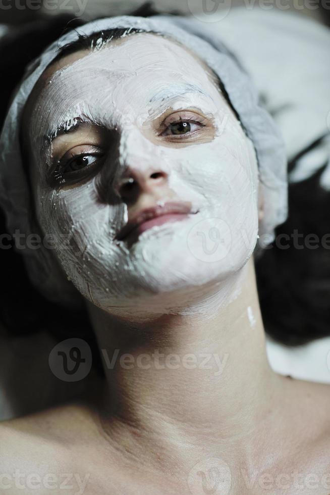 kvinna med ansiktsbehandling mask i kosmetisk studio foto