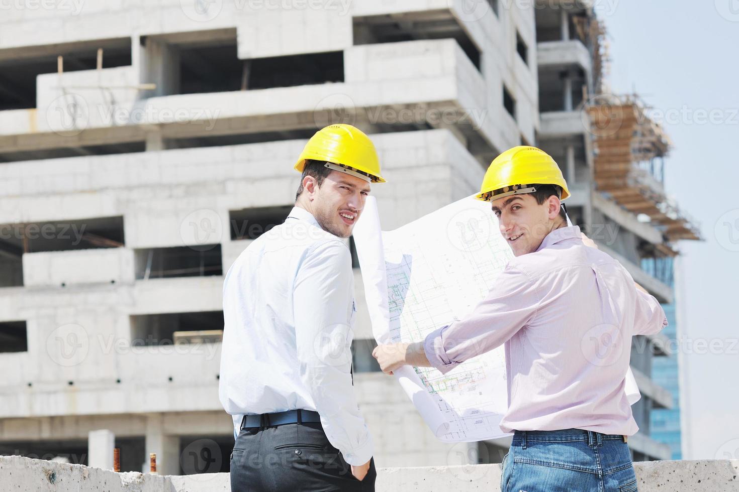 team av arkitekter på konstruktion webbplats foto