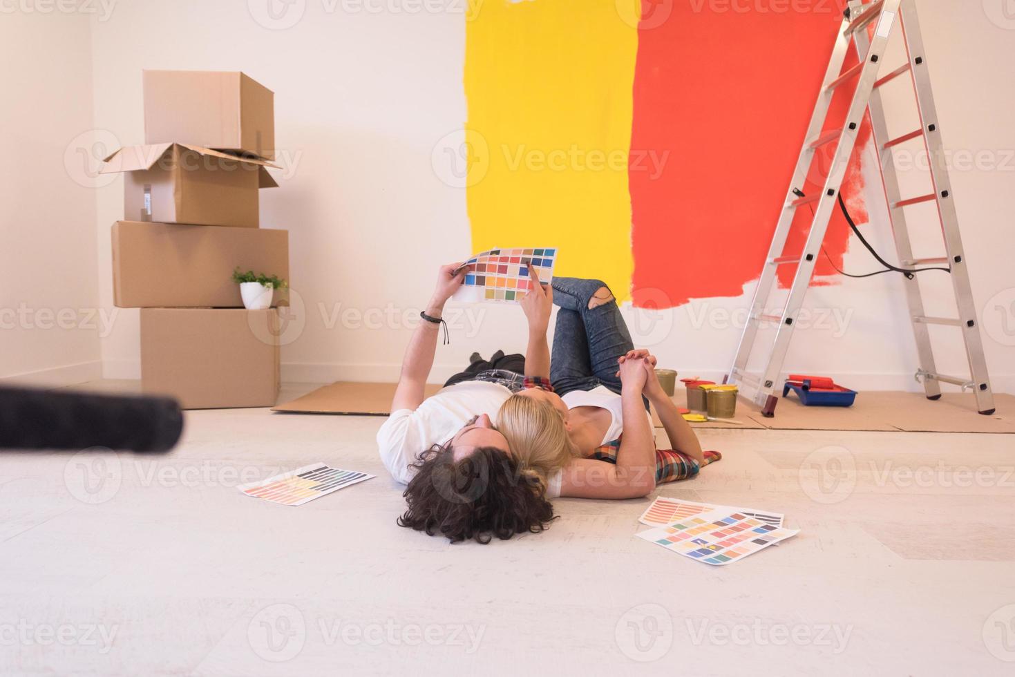 Lycklig ung par avkopplande efter målning foto