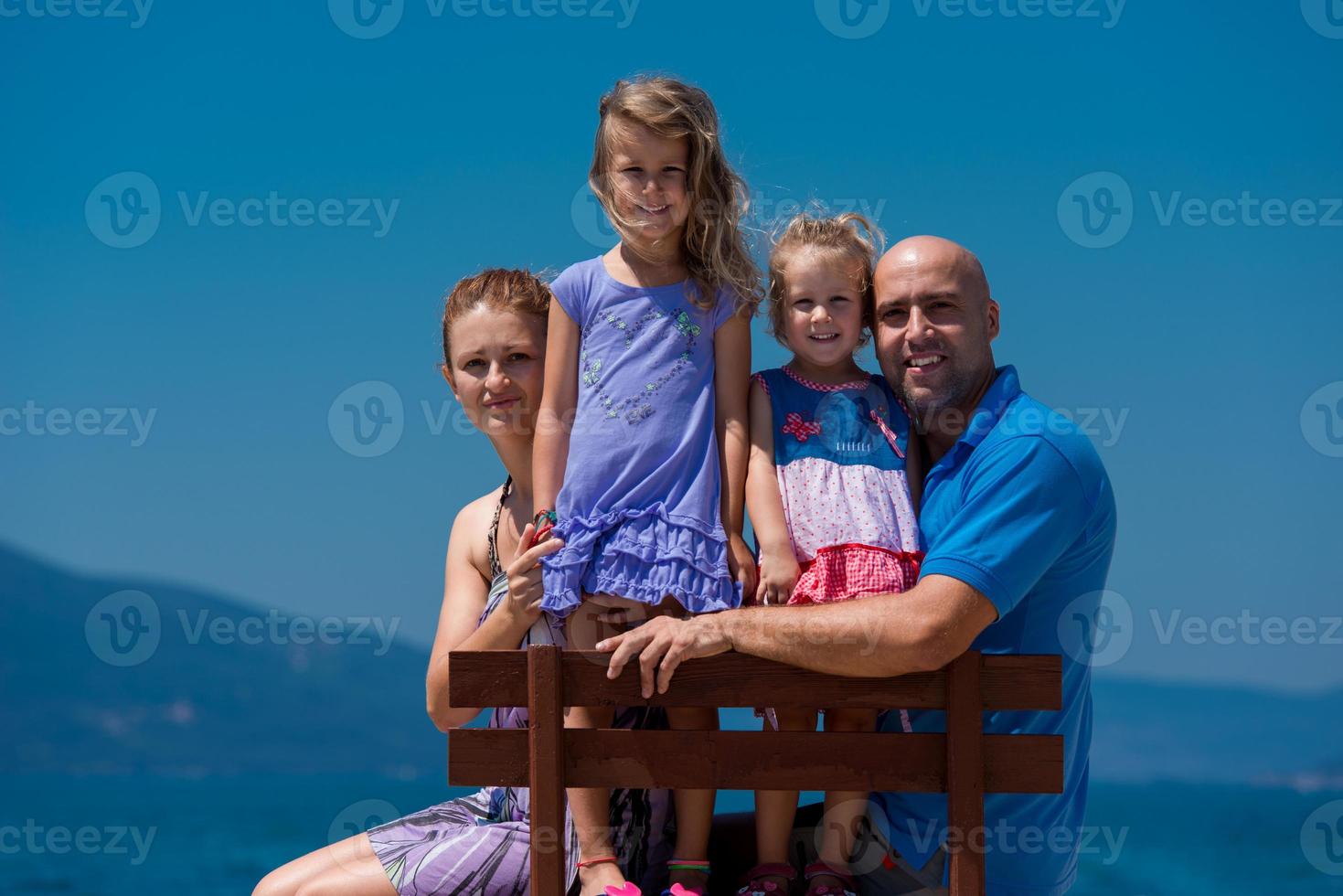 porträtt av ung Lycklig familj med döttrar förbi de hav foto