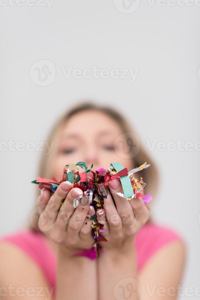 kvinna blåser konfetti i de luft foto