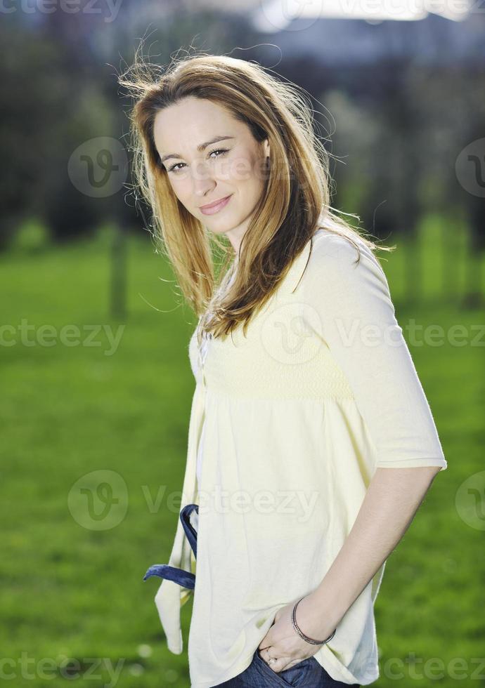 ung kvinna utomhus porträtt foto