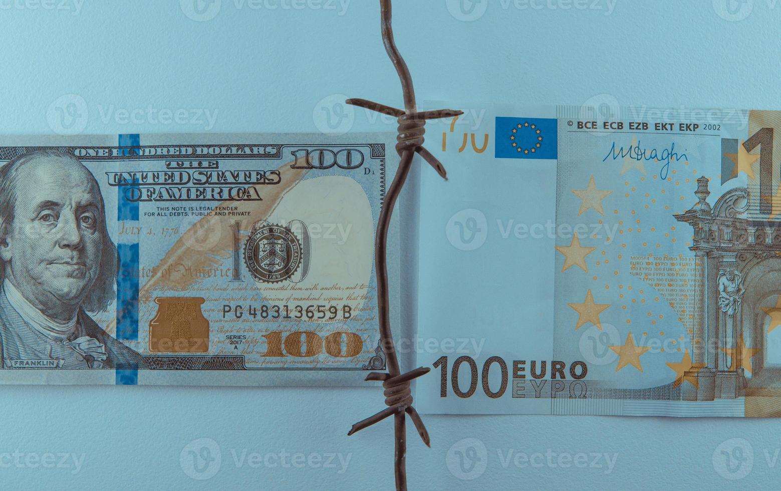 euro dollar konflikter, sedel dollar och sedel euro, euro mot dollar med hullingförsedda tråd, ekonomisk kris foto