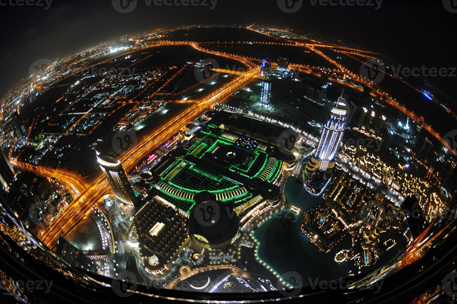 panorama av ner stad dubai stad på natt foto