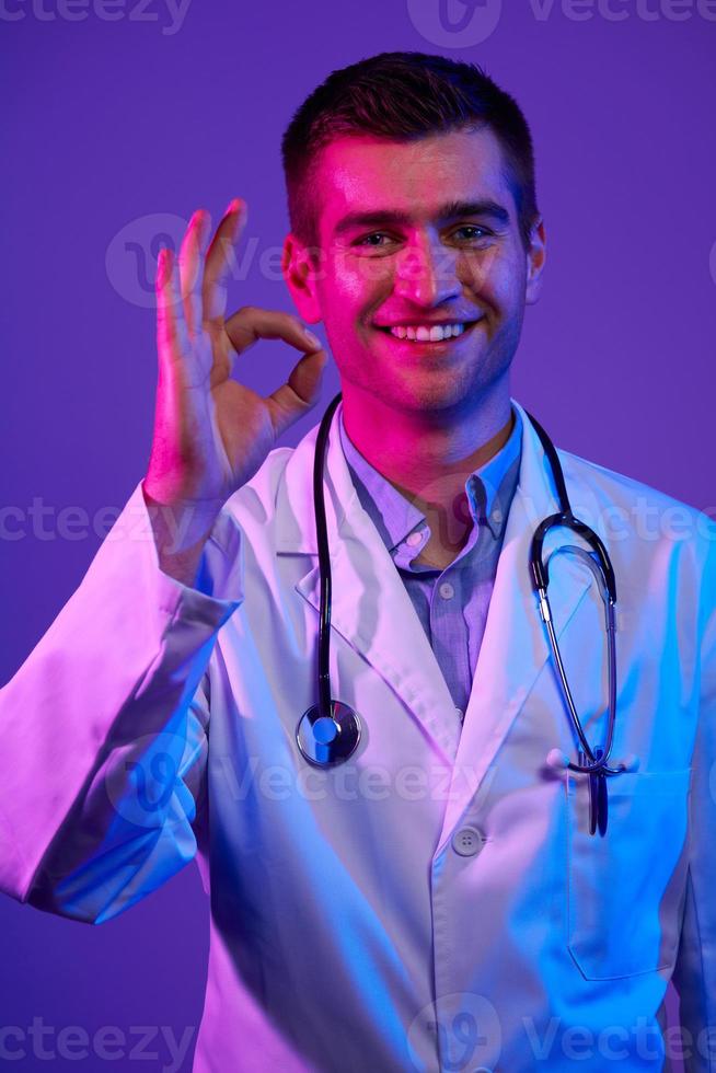 läkare håller på med ok tecken med fingrar foto