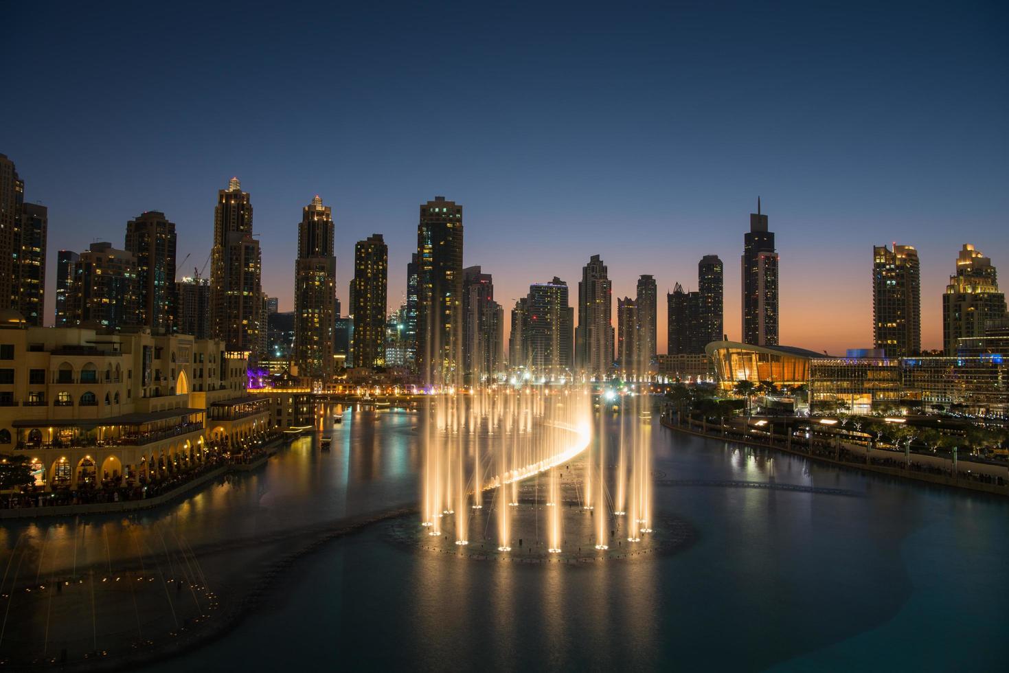 dubai, 2022 - musikalisk fontän i dubai foto