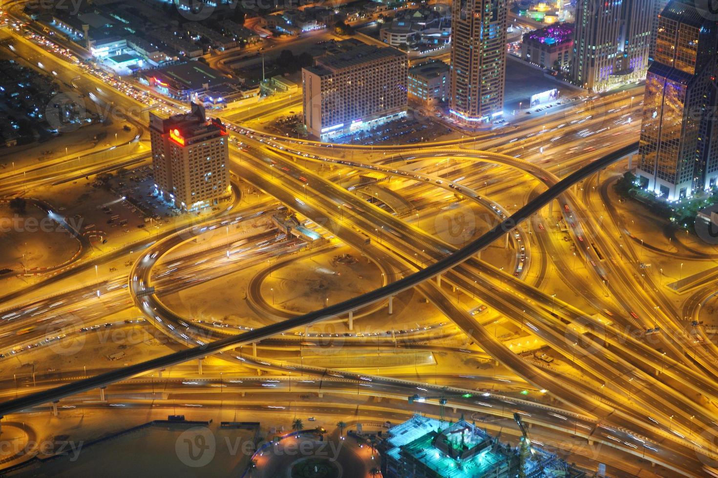 panorama av ner stad dubai stad på natt foto