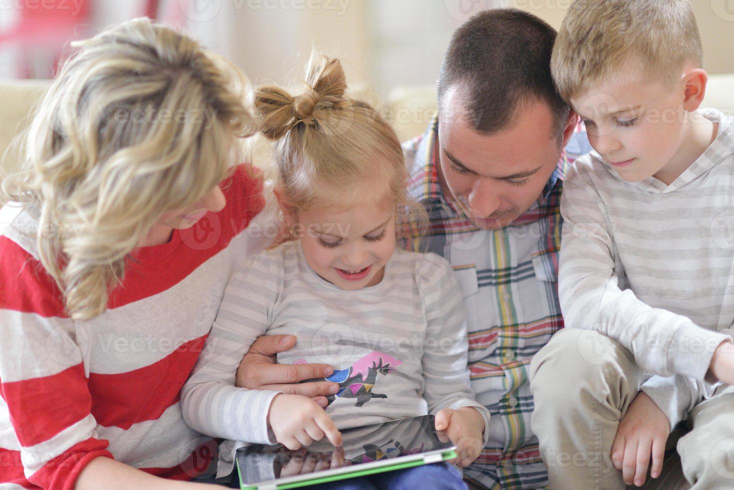 Lycklig ung familj på Hem foto