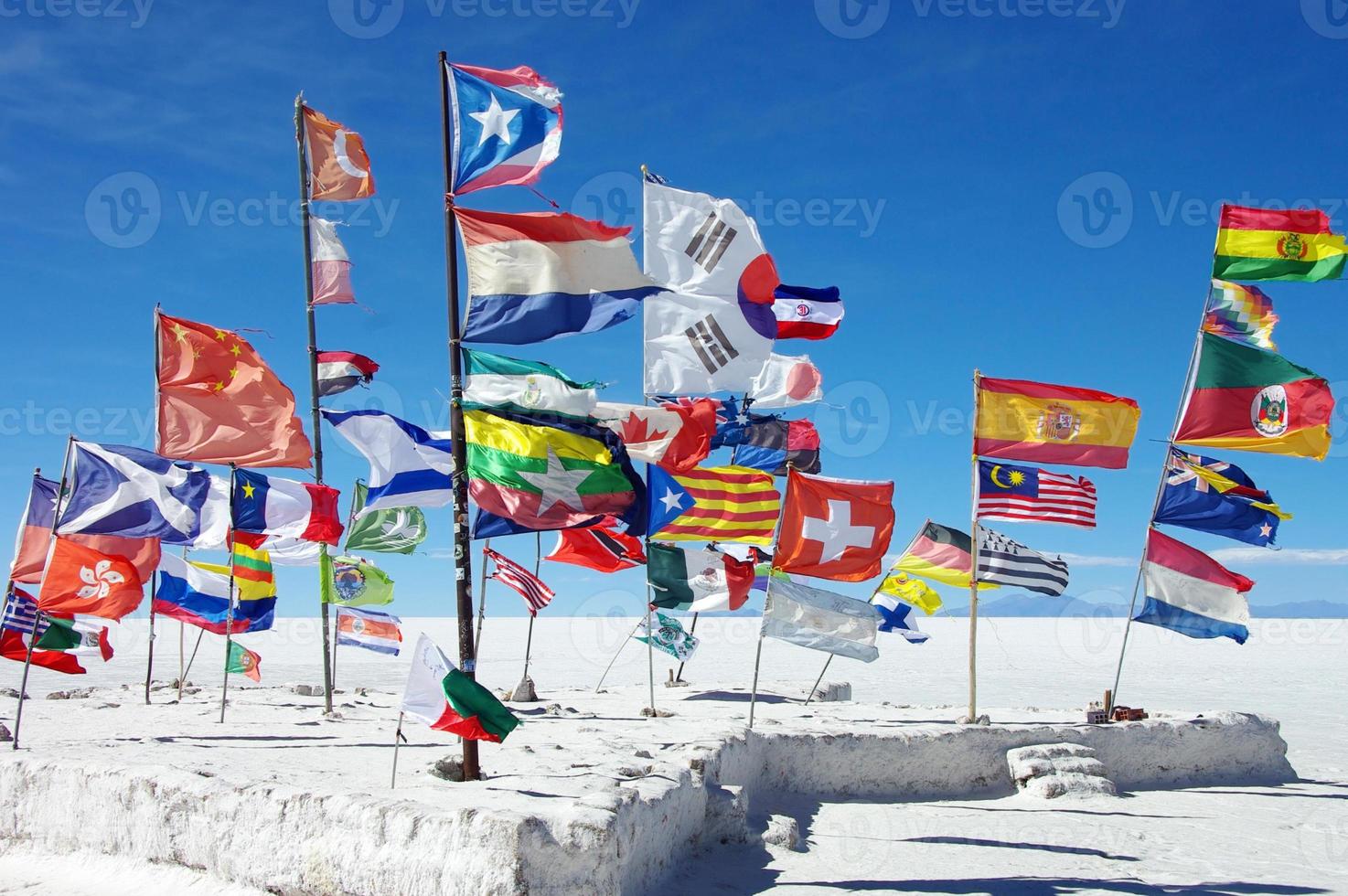 flaggor av många nationer i de salt flats av salar de uyuni i bolivia foto