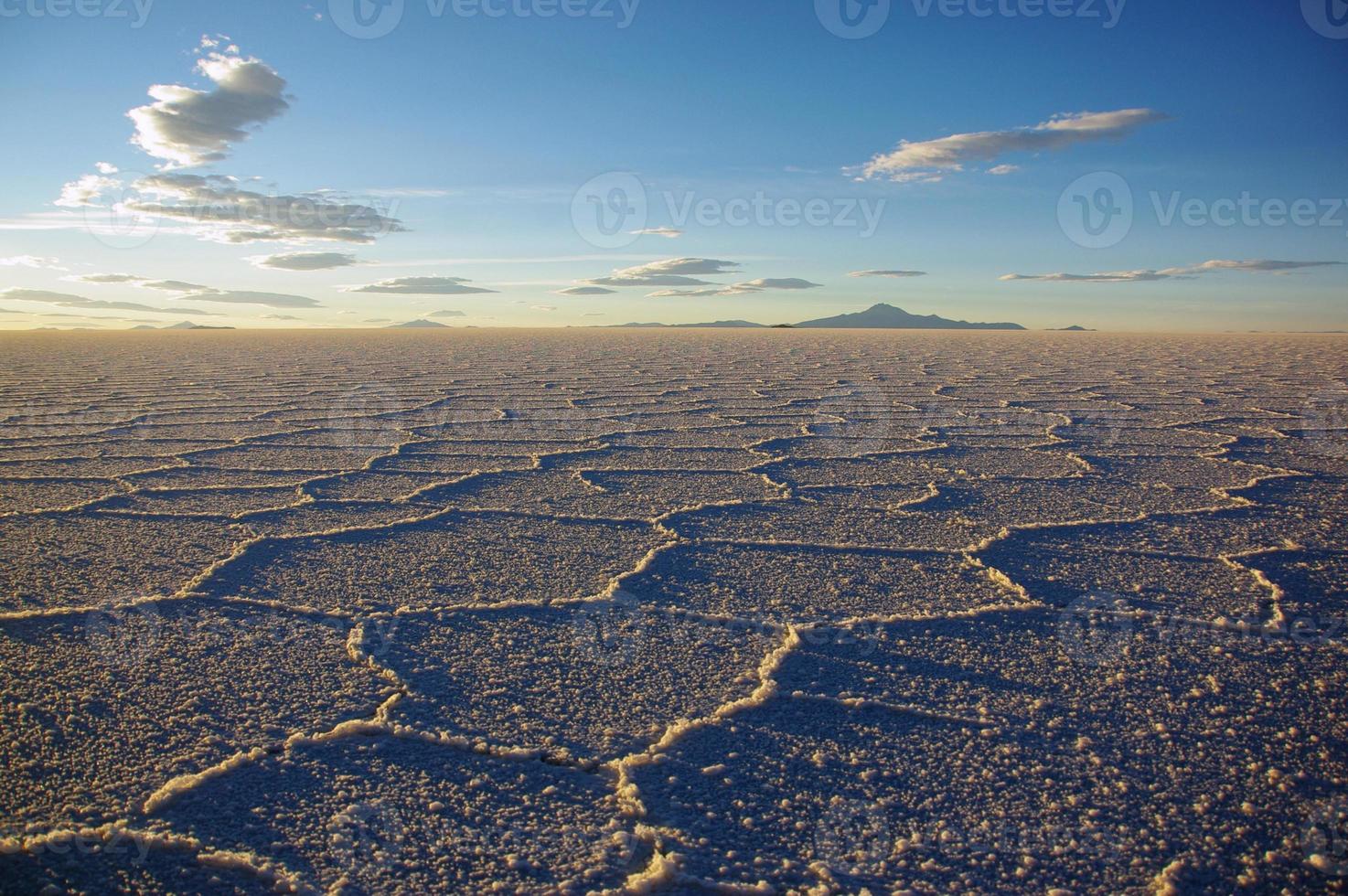 underbara mönster på ytan av saltlägenheterna i Salar de uyuni, bolivia, under solnedgången foto