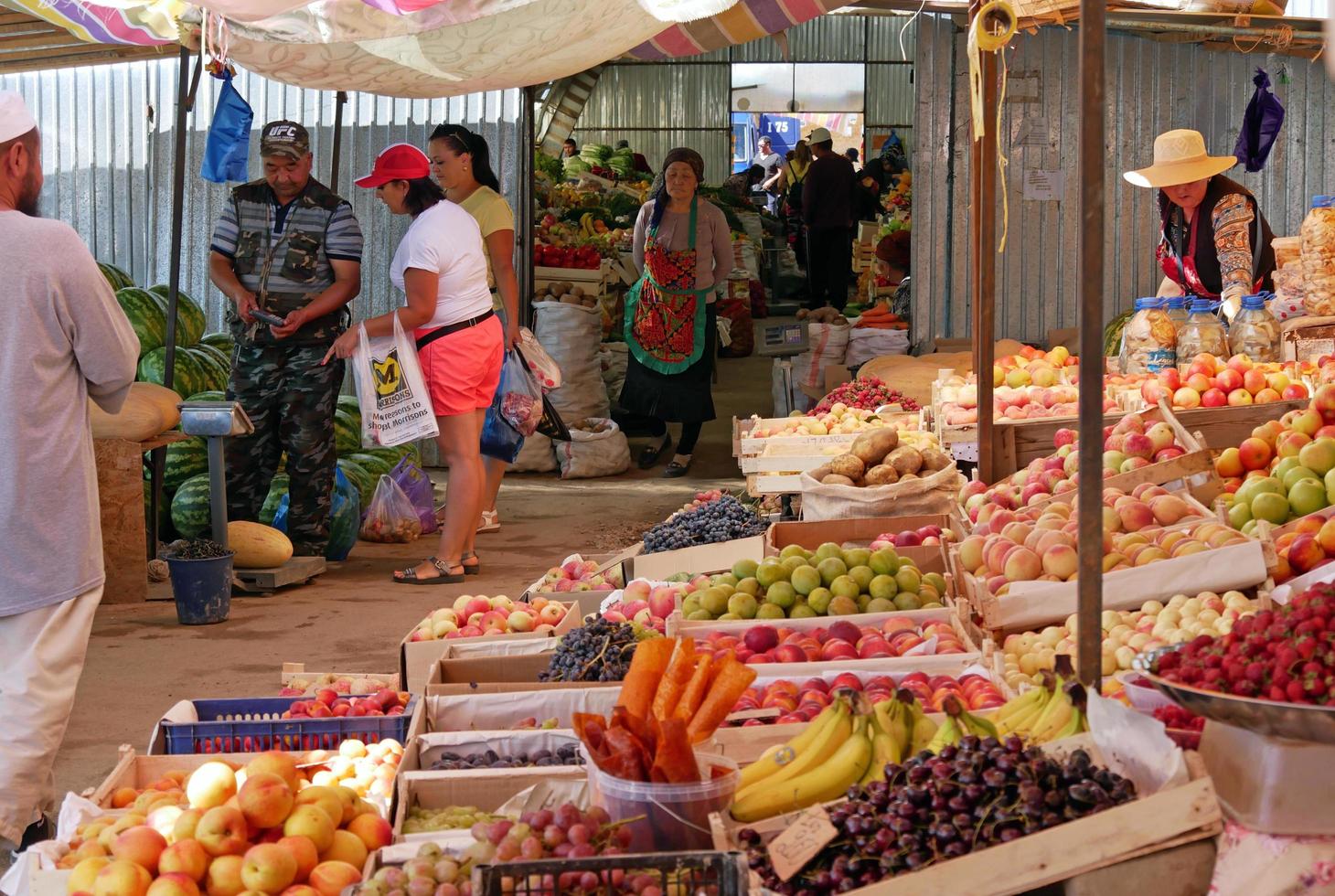 cholpon ata, issyk-kul, Kirgizistan, 2019 - färgrik visa av varor på en frukt och vegetabiliska marknadsföra i cholpon ata, kyrgyzstan foto